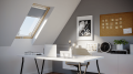 okno_drewniane_dachowe_połaciowe_slim_vent_78x118_78x140_roofLITE+_z_nawiewnikiem_lifestyle.png