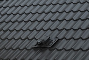 Przejście solarne uniwersalne Ø5-47 S25 do blachodachówek trapezowych Wirplast 